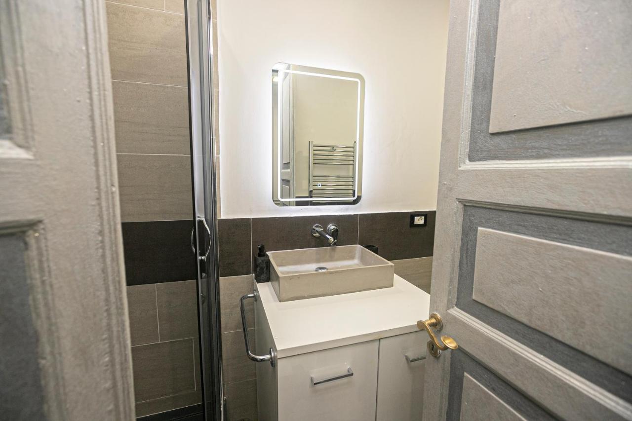 Dimora Patrizia In Centro Apartment Genoa Bagian luar foto